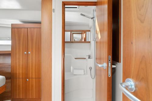 Koupelna v ubytování Private Sail Yacht on the Amalfi Coast Escape the Crowds in Style