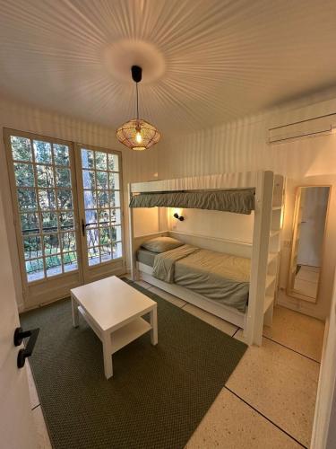 une chambre avec un lit superposé et une table dans l'établissement Maison familiale à la plage, à Fréjus