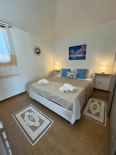Un dormitorio con una cama con dos toallas encima. en Federica's House, en Olbia