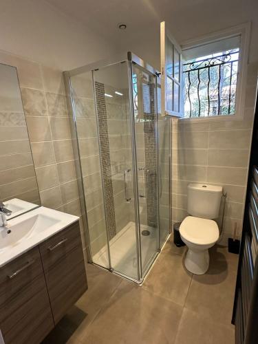 une salle de bain avec une douche, des toilettes et un lavabo dans l'établissement Maison familiale à la plage, à Fréjus