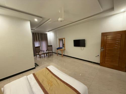 Телевизор и/или развлекательный центр в Royal Elite Hotel Kalam by Khan Familia Travels