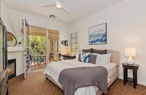 een slaapkamer met een groot bed en een open haard bij 48573 Classic Unit B in La Quinta
