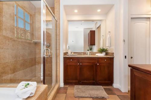 een badkamer met een douche en een wastafel bij 48573 Classic Unit B in La Quinta