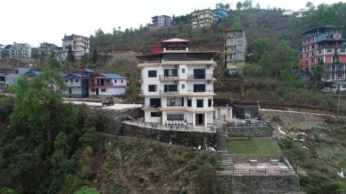Dharān BāzārにあるPremier Hideaway Hotel Bhedetarの山の側の建物