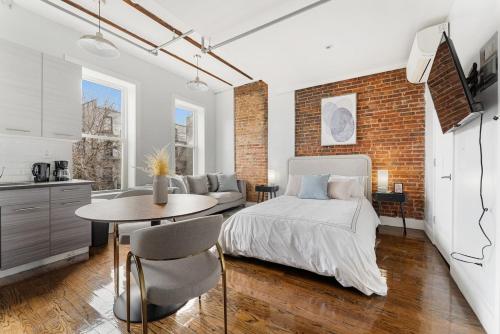 Postel nebo postele na pokoji v ubytování Chic Studio in the Heart of Brooklyn