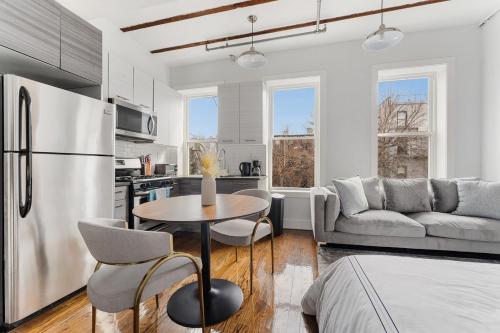 Kuchyň nebo kuchyňský kout v ubytování Chic Studio in the Heart of Brooklyn