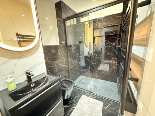 a bathroom with a sink and a shower at Romance Marine , face à la mer in Villeneuve-Loubet