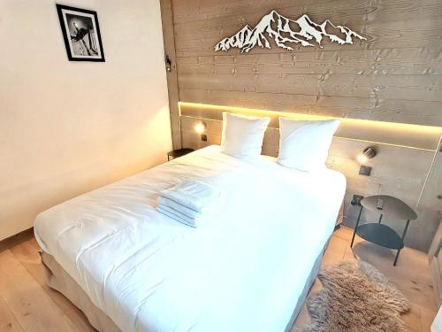 Giường trong phòng chung tại Appartement moderne aux Gets, 4 pers, centre, wifi, parking - FR-1-598-64