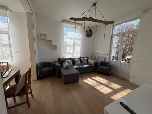 un soggiorno con divano e sedie di La Villa Madeleine -jacuzzi - 10 voyageurs a Calais