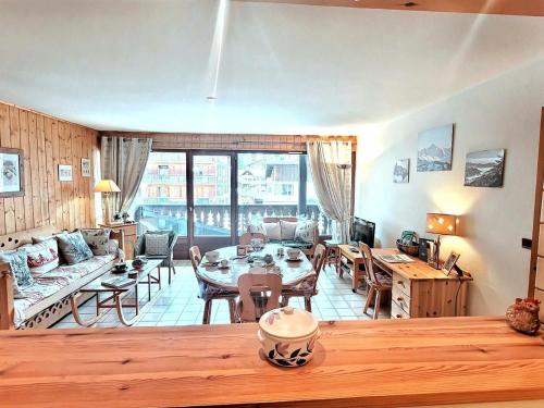 un grand salon avec une table et des chaises dans l'établissement Appartement 3 pièces au centre des Gets, balcon, proche pistes, commerces et restaurants, 5 pers. - FR-1-598-73, aux Gets