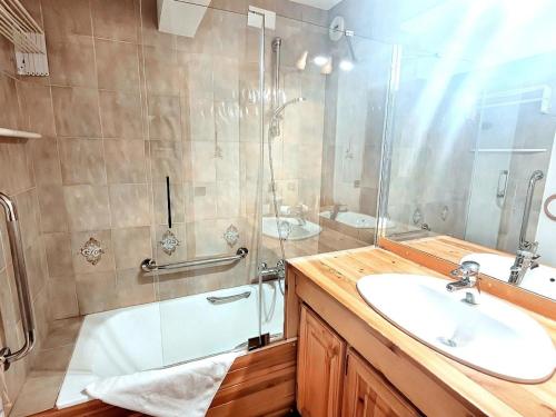 une salle de bain avec douche et lavabo dans l'établissement Appartement 3 pièces au centre des Gets, balcon, proche pistes, commerces et restaurants, 5 pers. - FR-1-598-73, aux Gets