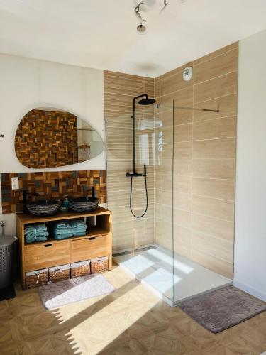 La salle de bains est pourvue d'une douche et d'une cabine de verre. dans l'établissement La Villa Madeleine -jacuzzi - 10 voyageurs, à Calais