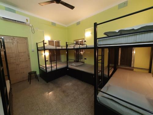 a room with four bunk beds in a room at Bubble Beds in Kolkata