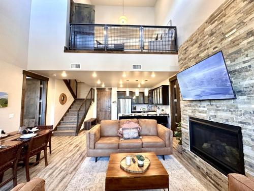 een woonkamer met een bank en een open haard bij Blackstone Overlook 312 by SkyRun Park City in Park City