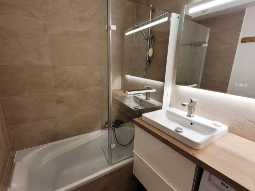 une salle de bain avec un lavabo et une douche dans l'établissement Bel appartement rénové 2 pièces avec balcons, proche du centre, parking, Wi-Fi - FR-1-598-119, aux Gets