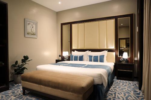 a bedroom with a large bed with a large headboard at جولدن هافن Golden Haven in Ahad Rafidah