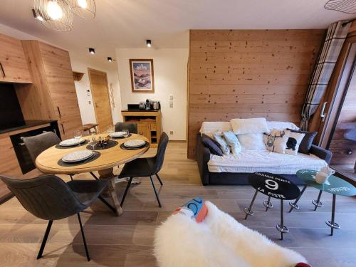 un salon avec une table et un lit dans l'établissement Appartement 4* avec 2 suites, balcon, garage, accès rapide aux pistes, WiFi - FR-1-598-139, aux Gets