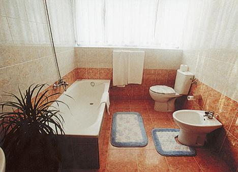 y baño con bañera, aseo y lavamanos. en Hotel Valle de Ayala, en Llodio