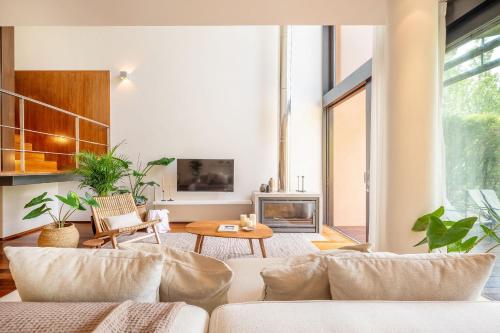 un soggiorno con divano e camino di Stunning Tróia II by LovelyStay a Tróia