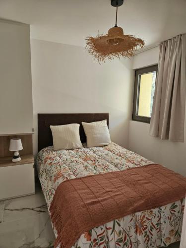 une chambre avec un lit et une fenêtre dans l'établissement Chez Vicky, à Ajaccio