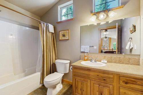 Un baño con inodoro, lavabo y ducha. en Northern Moose Lodge, en McCall
