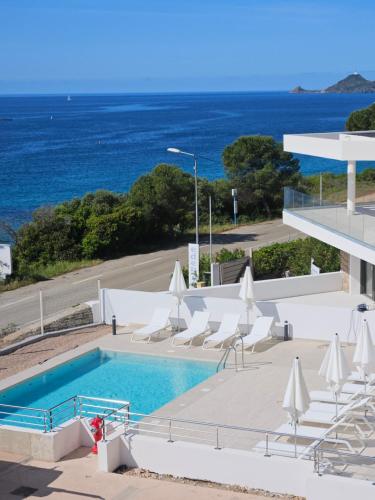 une piscine avec vue sur l'océan dans l'établissement Chez Vicky, à Ajaccio
