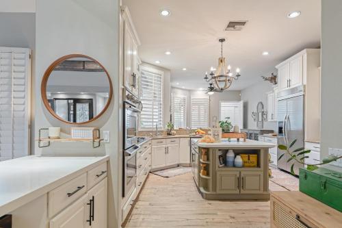 Fotografie z fotogalerie ubytování 41 Palms Estate by AvantStay Indoor Pickleball Pool Hot Tub Outdoor Kitchen v Bermuda Dunes
