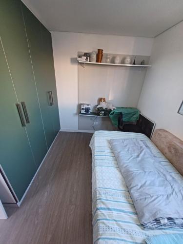 a small bedroom with a bed in a room at Um quarto com banheiro privativo in Sao Paulo