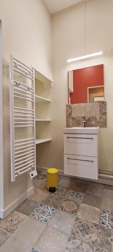 une salle de bain avec un lavabo et un miroir dans l'établissement Studio Confortable Sirius Centre Ville Rouen, à Rouen