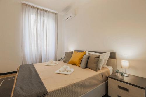 a bedroom with a bed with two towels on it at Un nido a Boccadasse in Genova