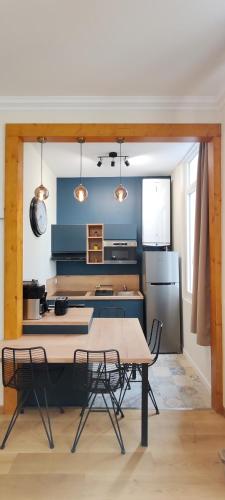 une cuisine avec une table et des chaises dans une pièce dans l'établissement Studio Confortable Sirius Centre Ville Rouen, à Rouen