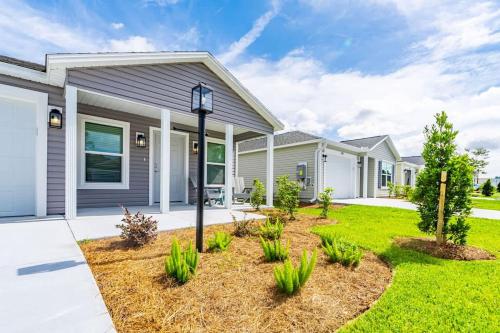 リーズバーグにあるBrand New 2-2 Villa with Golf Cartの家庭付家