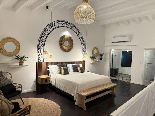 um quarto com uma cama grande e um espelho grande em Beach Retreat on Front Street em Philipsburg