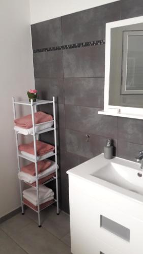 La salle de bains est pourvue d'un sèche-serviettes et d'un lavabo. dans l'établissement T3 vue Mer, à San-Martino-di-Lota