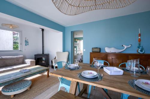 un salon avec une table en bois et un canapé dans l'établissement Maison des Bouillats - Welkeys, à Saint-Trojan-les-Bains