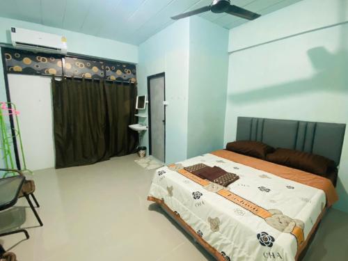 Postel nebo postele na pokoji v ubytování Walking Street Pattaya Beach Room Lodge by Goad Avadhess Hospitality