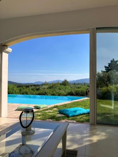 Cette maison offre une vue sur la piscine. dans l'établissement Vue Imprenable à Grasse Plascassier, à Grasse