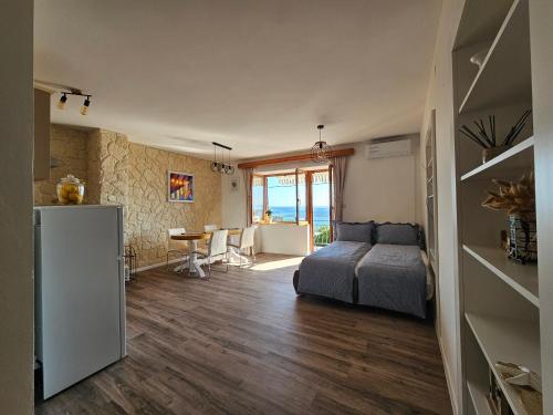 ein Schlafzimmer mit einem Bett und einem Tisch in einem Zimmer in der Unterkunft Spirit of the Sea in Dramalj