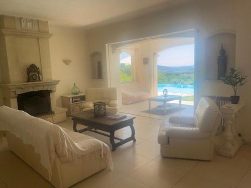 Elle comprend un salon doté d'un mobilier blanc et d'une cheminée. dans l'établissement Vue Imprenable à Grasse Plascassier, à Grasse