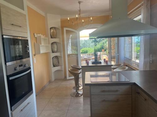 - une cuisine avec un grand îlot et un comptoir dans l'établissement Vue Imprenable à Grasse Plascassier, à Grasse