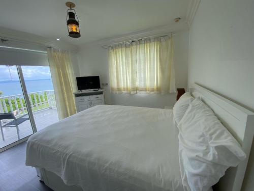 Postel nebo postele na pokoji v ubytování Spacious Oceanfront XII-201