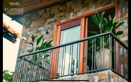 Balkoni atau teres di Villa Xiav - Flipside Adventures