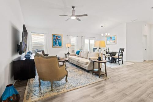 Istumisnurk majutusasutuses 3-2 Patio Villa BEST VALUE with Golf Cart