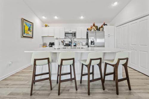 Köök või kööginurk majutusasutuses 3-2 Patio Villa BEST VALUE with Golf Cart