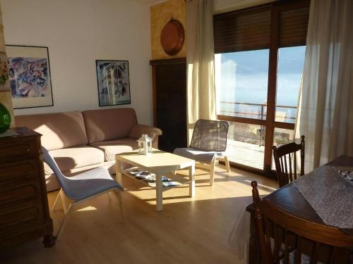 a living room with a couch and a table at Casa Luna in Vercana