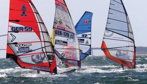 un gruppo di barche a vela è in acqua di Ferienwohnung Zwergmöwe In Neue Tiefe a Fehmarn