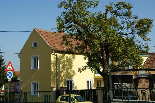 a yellow car parked in front of a building at Ferienwohnung In Der Nähe Von Wien in Sankt Andrä vor dem Hagenthale