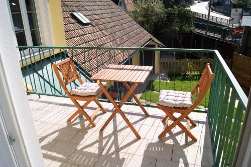 two chairs and a table on a balcony at Ferienwohnung In Der Nähe Von Wien in Sankt Andrä vor dem Hagenthale