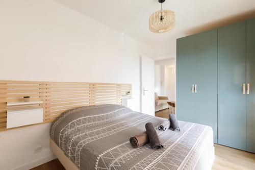 une chambre avec un lit avec deux serviettes dessus dans l'établissement Plein centre, calme et lumineux, à Mandelieu-la-Napoule