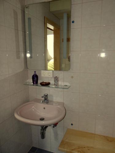 a bathroom with a sink and a mirror at Ferienwohnung Högerblick In Türnitz in Türnitz